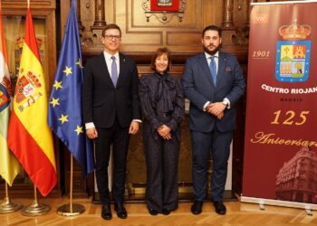 La embajadora del Principado de Andorra, Eva Descarrega, entre el presidente del Centro Riojano, José Antonio Rupérez, y Alfredo Leonard, consejero de Relaciones Institucionales del Foro asturiano.