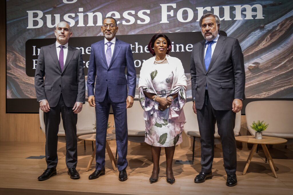 De izquierda a derecha, José Ignacio Laureano, CEO de Satec; Diamantino Azevedo, ministro de Recursos Minerales de Angola; Balbina Malheiros, embajadora de Angola; y Ángel Asensio, presidente de la Cámara de Madrid./ Foto: Cortesía de la Cámara de Madrid