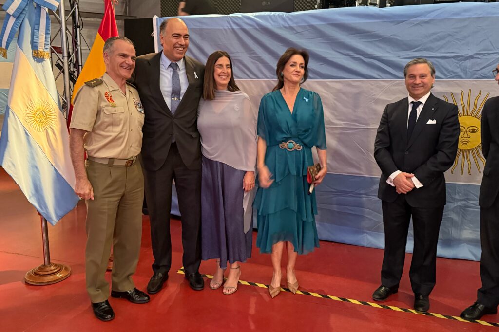 El director de la Escuela de Guerra del Ejército de Tierra, general de Brigada Antonio Armada, con el embajador y sus respectivas esposas.