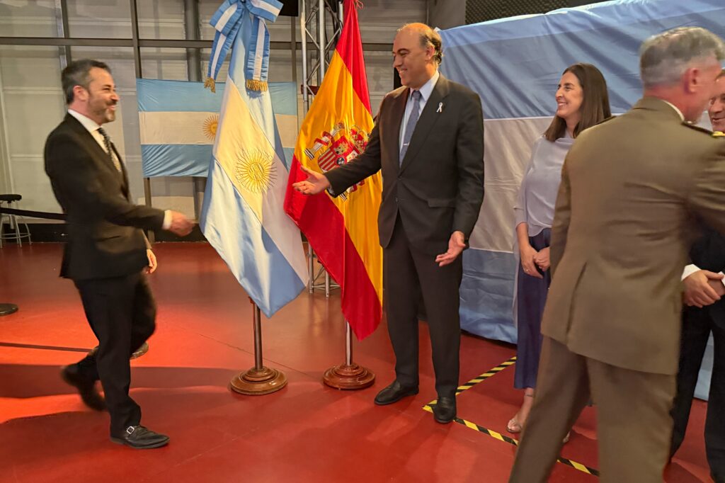 Los anfitriones dan la bienvenida al consejero de la Embajada de israel, Dan Poraz.