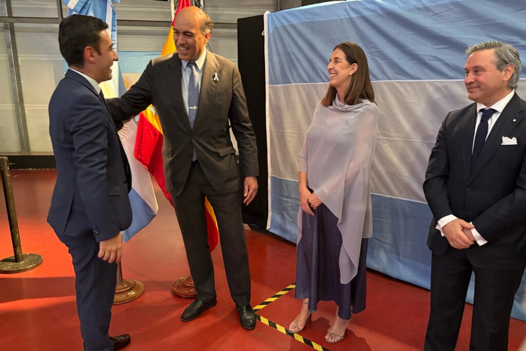 El embajador de Armenia, Sos Avetisyan, saluda a su homólogo argentino.
