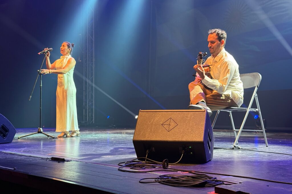 Un dúo interpretó el himno argentino en directo.