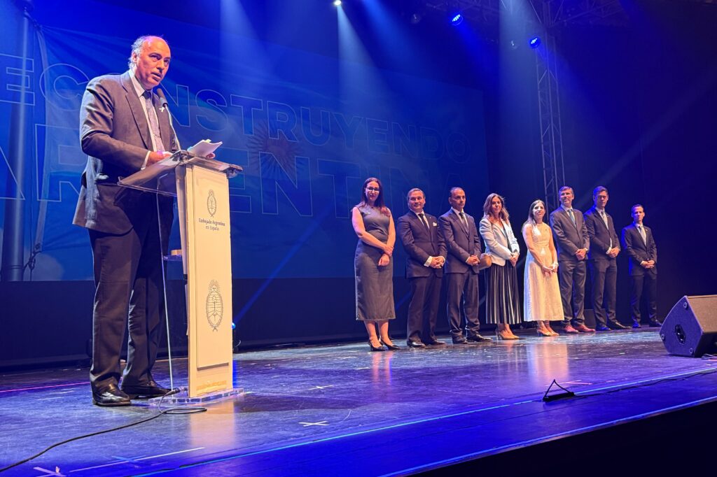 El embajador Wenceslao Bunge se dirige a los invitados en presencia de los diplomáticos de su Misión./ Fotos: AR