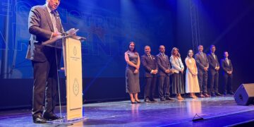 El embajador Wenceslao Bunge se dirige a los invitados en presencia de los diplomáticos de su Misión./ Fotos: AR