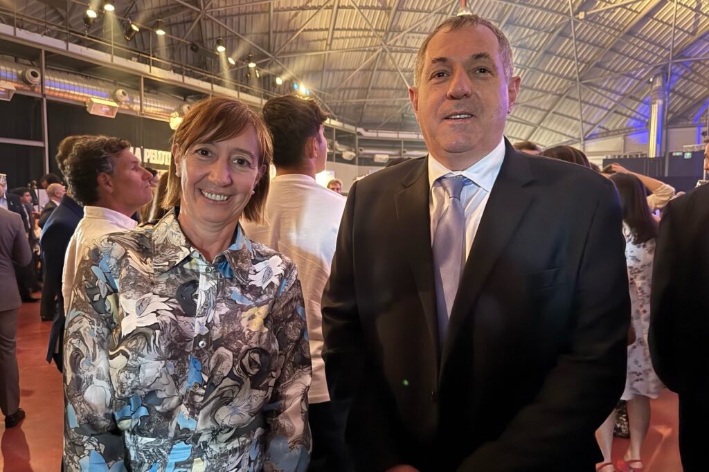 La embajadora de Andorra, Eva Descarrega, y el embajador de Uruguay, Bernardo Greiver del Hoyo.