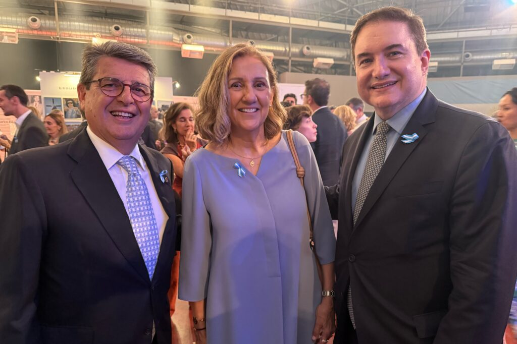 El senador del PP Juan José Matari, la diputada del PP en la Asamblea de Madrid Beatriz Pérez, y el ministro consejero de la Embajada de Brasil Luiz Claudio Themudo.