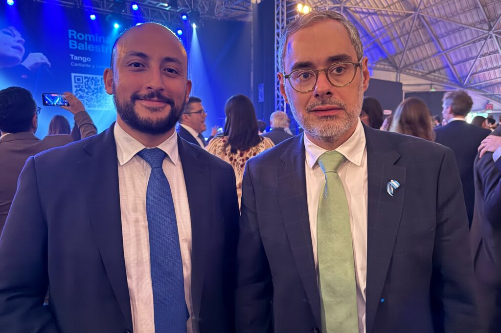 Giancarlo Mori, primer secretario de la Embajada de Perú, con el ministro consejero de Brasil Daniel Costa.