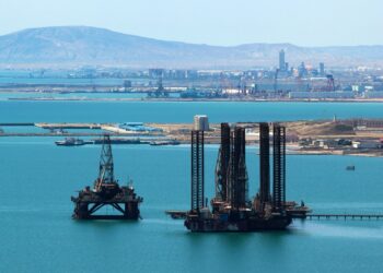 Plataforma petrolera frente a las costas del mar Caspio cerca de Baku, Azerbaiyán.