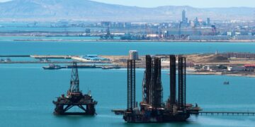 Plataforma petrolera frente a las costas del mar Caspio cerca de Baku, Azerbaiyán.
