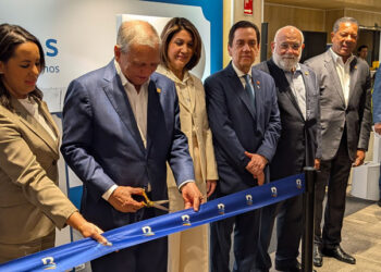Banreservas CEO, Leonardo Aguilera, cuts the opening ribbon of the fair, together with the Dominican Republic ambassador, Tony Raful, and the rest of the authorities. /Photos: JDL
