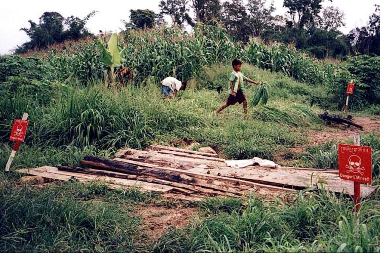 “danger mines / peligro minas” por lorena pajares, CC BY-NC-SA 2.0