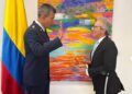 El general Córdoba toma posesión de su cargo ante el embajador Eduardo Ávila./ Foto: embajadacolesp/instagram