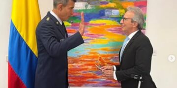 El general Córdoba toma posesión de su cargo ante el embajador Eduardo Ávila./ Foto: embajadacolesp/instagram