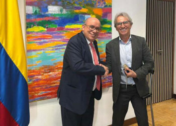 The ambassador of Colombia, Eduardo Ávila Navarrete, and the rector of the National Open and Distance University - UNAD, Jaime Alberto Leal Afanador. /Photo: Embassy of Colombia