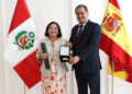 The ambassador of Peru, Luis Iberico Núñez, presents the decoration to the historian Esther Cruces Blanco. /Photo: Courtesy of the Embassy of Peru