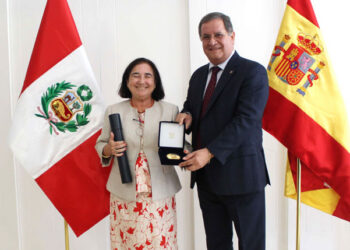 The ambassador of Peru, Luis Iberico Núñez, presents the decoration to the historian Esther Cruces Blanco. /Photo: Courtesy of the Embassy of Peru