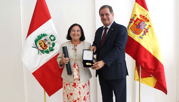 The ambassador of Peru, Luis Iberico Núñez, presents the decoration to the historian Esther Cruces Blanco. /Photo: Courtesy of the Embassy of Peru