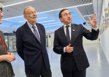 El ministro José Manuel Albares junto al exministro Javier Solana y la comisaria de la exposición Carmen Dalmau