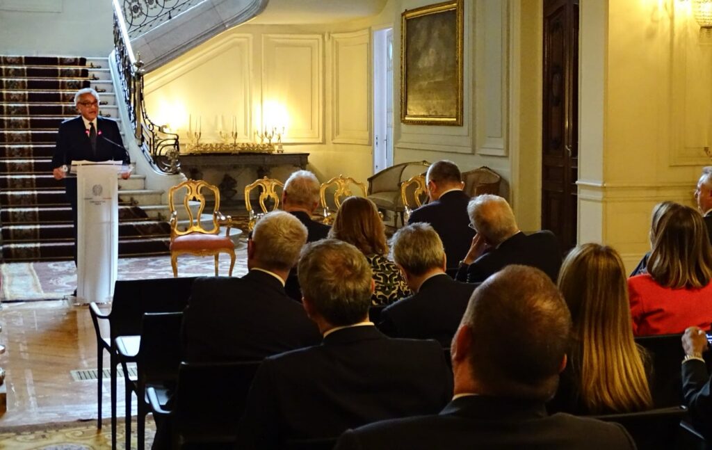 El embajador Giuseppe Buccino se dirige a los asistentes.
