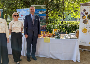 The ambassador of Slovenia, Tadej Rupel, together with his team, show the stand with typical honey products of their country. /Photos: JDL.