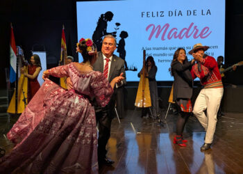 Embajador Justo Apodaca bailando