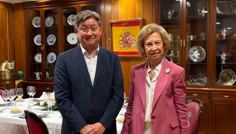 Korean ambassador, Lim Soosuk, along with Queen Sofia. /Photo: Courtesy of the Embassy of South Korea