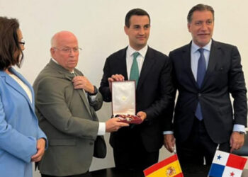 The ambassador of Panama, Héctor Infante, receives the Vasco Núñez de Balboa medal belonging to the hero Alcibíades Picota