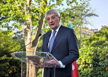 El embajador de Azerbaiyán, Ramiz Hasanov, en un momento de su discurso a los invitados a la recepción. /Fotos: JDL