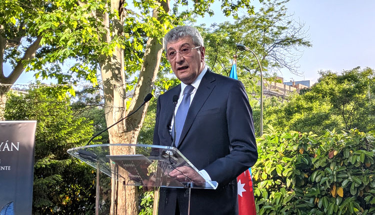 El embajador de Azerbaiyán, Ramiz Hasanov, en un momento de su discurso a los invitados a la recepción. /Fotos: JDL