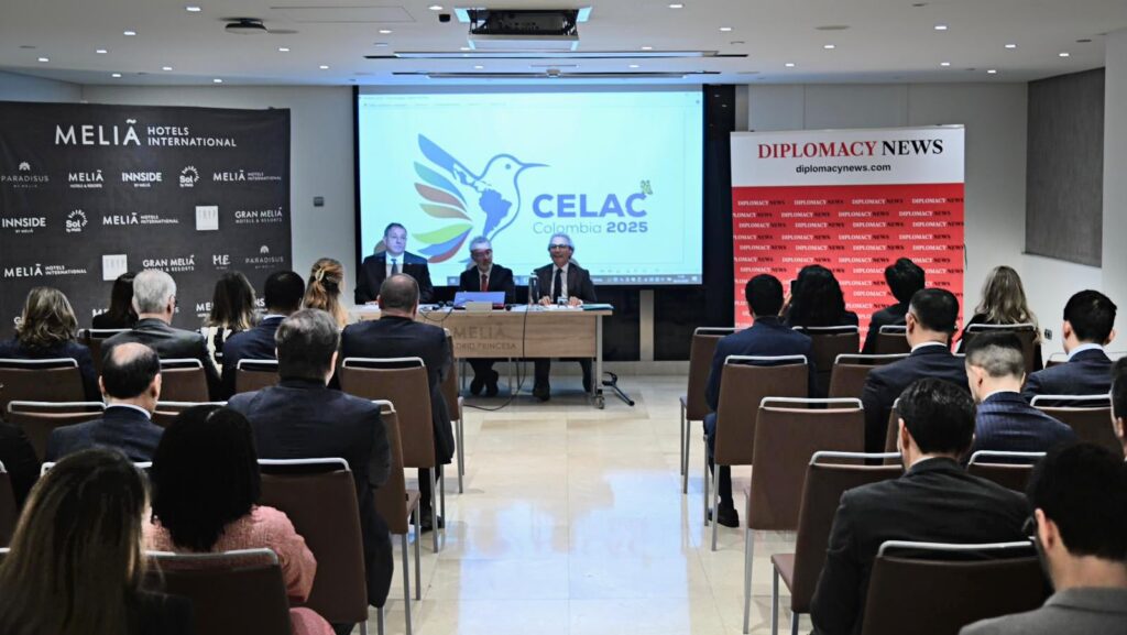 Los embajadores e Colombia y Uruguay protagonizaron el Encuentro Diplomático sobre el traspaso de la Presidencia de la CELAC. Fotos: Agustín Millán