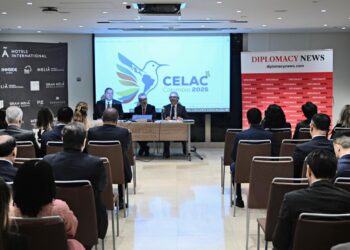 Los embajadores e Colombia y Uruguay protagonizaron el Encuentro Diplomático sobre el traspaso de la Presidencia de la CELAC. Fotos: Agustín Millán
