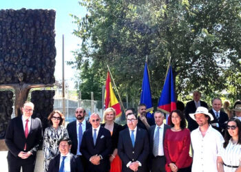 The ambassador of the Czech Republic, Libor Sečka, together with various personalities, next to the statue dedicated to František Suchý. /Photos: Courtesy of the Czech Embassy.