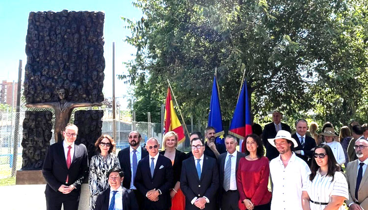 The ambassador of the Czech Republic, Libor Sečka, together with various personalities, next to the statue dedicated to František Suchý. /Photos: Courtesy of the Czech Embassy.