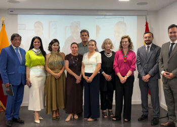 Family photo of the artists of the exhibition Gráfica Coral. /Photo: Courtesy of the Embassy of Ecuador