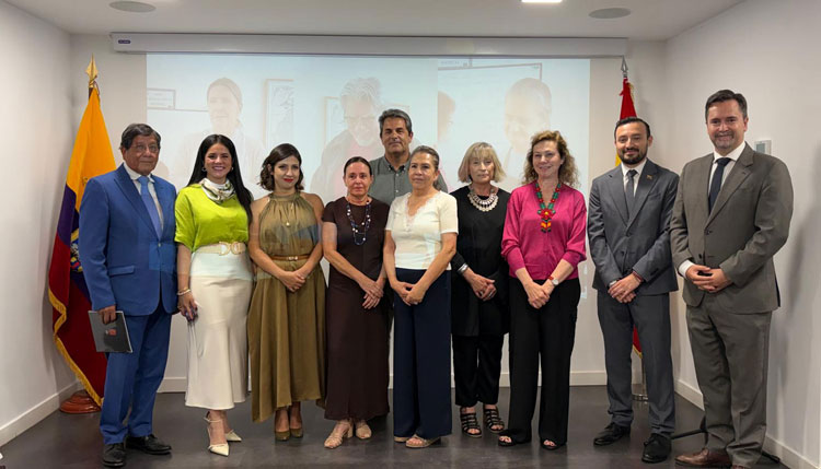 Family photo of the artists of the exhibition Gráfica Coral. /Photo: Courtesy of the Embassy of Ecuador