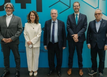 The Minister of Industry and Trade, Jordi Hereu, together with the mayor of Viladecans, Olga Morales, at the IND+I Day held in the town of Barcelona, and other participants in the fair.