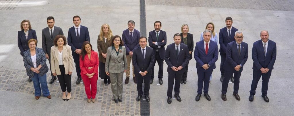 El ministro José Manuel Albares posa con los representantes de todas las comunidades autónomas./ Foto: MAEC