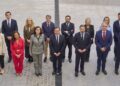 El ministro José Manuel Albares posa con los representantes de todas las comunidades autónomas./ Foto: MAEC
