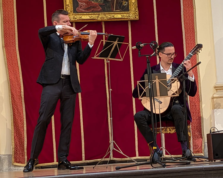 El violinista Alexandru Tomescu, y el guitarrista Dragoș Ilie.