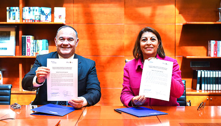 The Ecuadorian ambassador, Wilma Andrade, together with Carlos Giménez, CEO of Planeta Formación y Universidades. /Photo: Courtesy of the Embassy of Ecuador