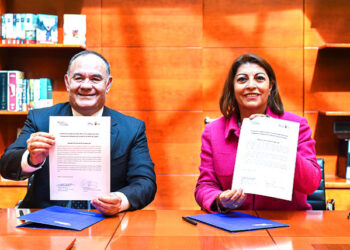 La embajadora ecuatoriana, Wilma Andrade, junto a Carlos Giménez, CEO de Planeta Formación y Universidades. /Foto: Cortesía de la Embajada de Ecuador