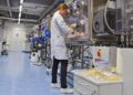 Una miembro del OIEA analiza material en el laboratorio de plutonio de la organización en Austria./ Foto: OIEA