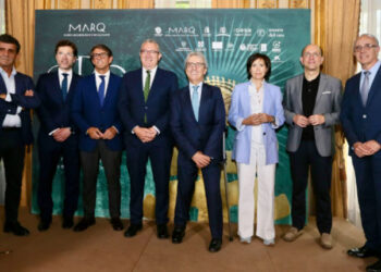 The ambassador of Colombia, Eduardo Ávila Navarrete, together with the president of the Diputación de Alicante, Toni Pérez; the director of the MARQ, Manuel Olcina, and representatives of the Gold Museum of the Bank of the Republic of Colombia. /Photo: JDL