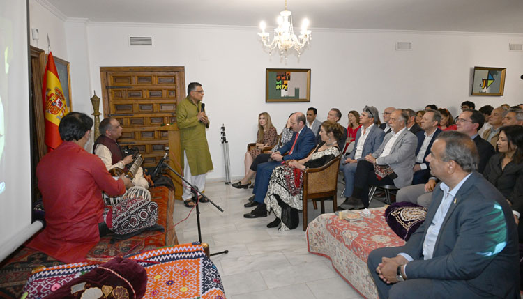 El embajador pakistaní agradeció a los asistentes su presencia en a presentación de la Asociación Amigos de Pakistán. /Fotos: Cortesía de la Embajada de Pakistán