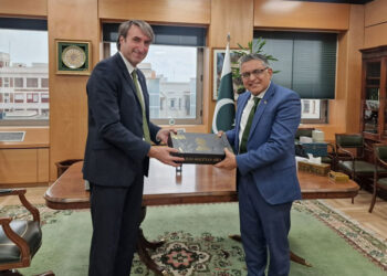 El director ejecutivo del Consejo Oleícola Internacional, Jaime Lillo, y el embajador de Pakistán, Zahoor Ahmed. /Foto: Embajada de Pakistán