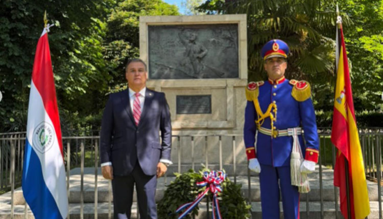 Ambassador Justo Apodaca and the Defense attaché, Colonel Carlos Benítez Peyrat, deposited a wreath of laurels in honor of the heroes of May 1811