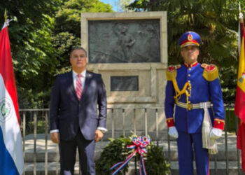 El embajador Justo Apodaca y el agregado de Defensa, Coronel Carlos Benítez Peyrat, depositaron una corona de laureles en honor a los próceres de mayo de 1811
