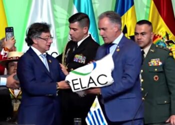 Los presidentes de Colombia y Uruguay, Gustavo Petro y Yamandú Orsi, durante el traspaso de la Presidencia pro tempore de la CELAC.
