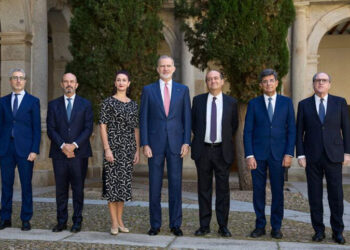 The King of Spain, Philip VI, along with the executive director of the museum, María Fernanda García, and other authorities present at the event. /Photo: Diario de Chile