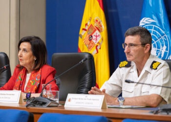 La ministra de Defensa, Margarita Robles, junto al jefe de la BRILIB XLV, el general de brigada Antonio Ortiz